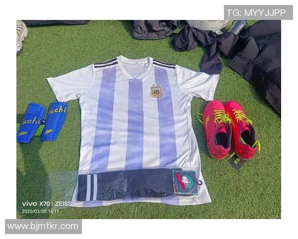 《绿茵场上的挑战与荣耀足球明星携手竞技综艺大比拼》