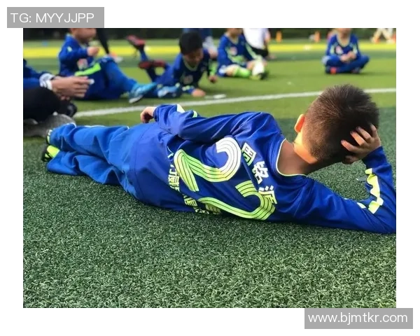 球星与小孩共度欢乐时光 一场激烈的桌上足球对决温馨开启